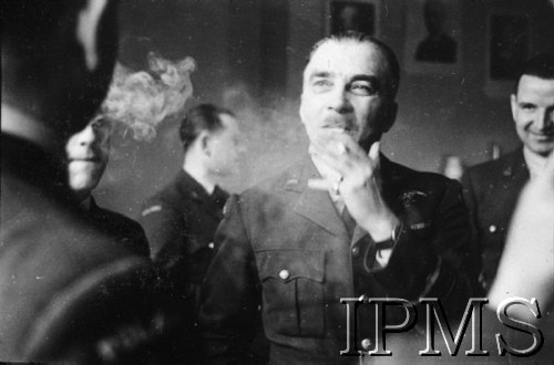 19.04.1943, Londyn, Anglia, Wielka Brytania.
Inspektorat Lotnictwa, gen. Stanisław Ujejski dekoruje Krzyżami Virtuti Militari i Krzyżami Walecznych lotników Polskiej Eskadry do Zadań Specjalnych (personel rozwiązanego dywizjonu 301) przy brytyjskim 138 Dywizjonie. 
Fot. NN, Instytut Polski i Muzeum im. gen. Sikorskiego w Londynie