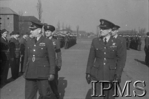 3.05.1943, Seeland, Anglia, Wielka Bytania.
Lotnicze warszaty naprawcze. Raport i przegląd oddziałów przez angielskiego dowódcę stacji i polish Senior oficera ppłk. Kazimierza Kalinę (idzie z prawej).
Fot. NN, Instytut Polski i Muzeum im. gen. Sikorskiego w Londynie
