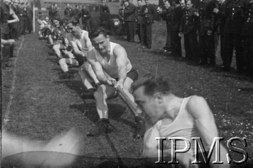 3.05.1943, Seeland, Anglia, Wielka Bytania.
Lotnicze warszaty naprawcze. Zawody w przeciąganiu liny.
Fot. NN, Instytut Polski i Muzeum im. gen. Sikorskiego w Londynie
