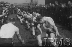 3.05.1943, Seeland, Anglia, Wielka Bytania.
Lotnicze warszaty naprawcze. Zawody w przeciąganiu liny.
Fot. NN, Instytut Polski i Muzeum im. gen. Sikorskiego w Londynie
