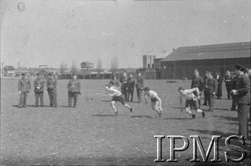 3.05.1943, Seeland, Anglia, Wielka Bytania.
Lotnicze warszaty naprawcze. Zawody sportowe - start zawodników biorących udział w biegu z przeszkodami.
Fot. NN, Instytut Polski i Muzeum im. gen. Sikorskiego w Londynie
