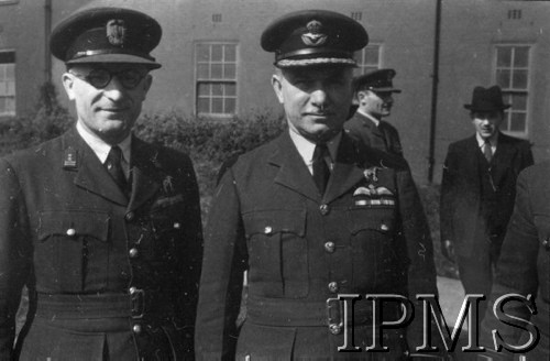 3.05.1943, Seeland, Anglia, Wielka Bytania.
Lotnicze warszaty naprawcze. Z lewej stoi ppłk Kazimierz Kalina, z prawej angielski dowódca stacji naprawczej.
Fot. NN, Instytut Polski i Muzeum im. gen. Sikorskiego w Londynie
