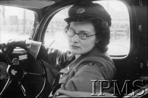 3.05.1943, Seeland, Wielka Brytania.
WAAF-ka za kierownicą samochodu.
Fot. NN, Instytut Polski i Muzeum im. gen. Sikorskiego w Londynie