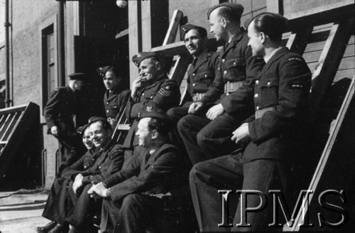 3.05.1943, Seeland, Anglia, Wielka Bytania.
Lotnicze warszaty naprawcze, mechanicy przed budynkiem.
Fot. NN, Instytut Polski i Muzeum im. gen. Sikorskiego w Londynie

