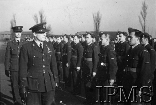 3.05.1943, Seeland, Anglia, Wielka Bytania.
Lotnicze warszaty naprawcze. PPłk Kazimierz Kalina podczas przeglądu oddziałów.
Fot. NN, Instytut Polski i Muzeum im. gen. Sikorskiego w Londynie
