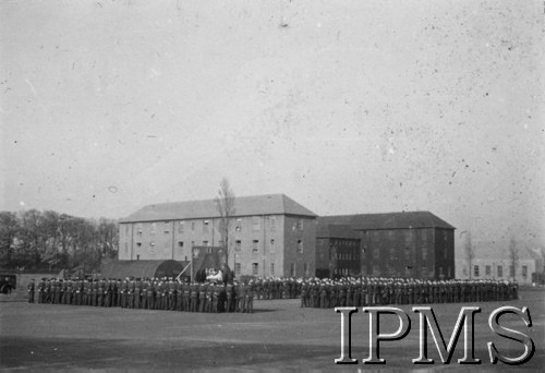 3.05.1943, Seeland, Anglia, Wielka Bytania.
Lotnicze warszaty naprawcze. Nabożeństwo na placu zbiórek.
Fot. NN, Instytut Polski i Muzeum im. gen. Sikorskiego w Londynie
