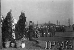 3.05.1943, Seeland, Anglia, Wielka Bytania.
Lotnicze warszaty naprawcze. Nabożeństwo na placu zbiórek - ksiądz przy ołtarzu.
Fot. NN, Instytut Polski i Muzeum im. gen. Sikorskiego w Londynie
