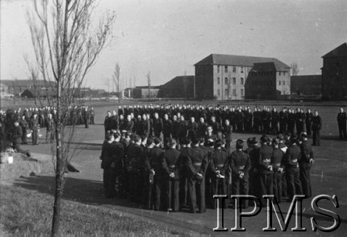 3.05.1943, Seeland, Anglia, Wielka Bytania.
Lotnicze warszaty naprawcze. Nabożeństwo na placu zbiórek.
Fot. NN, Instytut Polski i Muzeum im. gen. Sikorskiego w Londynie
