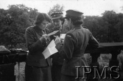 1.05-10.06.1943, Falkirk, Szkocja, Wielka Brytania.
Pierwszy kurs rekrucki dla polskich ochotniczek, które zgłosiły się do Pomocniczej Lotniczej Służbie Kobiet. Ochotniczki czytające listy.
Fot. NN, Instytut Polski i Muzeum im. gen. Sikorskiego w Londynie