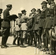 Lata 20., brak miejsca.
Francuscy oficerowie odznaczają polskich żołnierzy. Pierwszy od prawej stoi Andrzej Osiecimski-Czapski.
Fot. NN, Instytut Polski i Muzeum im. gen. Sikorskiego w Londynie