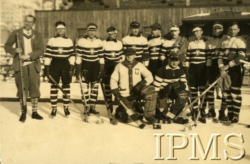 1926, Davos, Szwajcaria.
Narodowa reprezentacja hokeistów na mistrzostwach Europy w Davos. Pierwszy od lewej stoi Andrzej Osiecimski-Czapski.
Fot. NN, Instytut Polski i Muzeum im. gen. Sikorskiego w Londynie