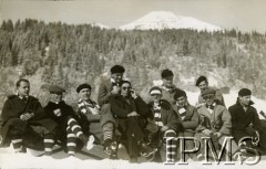 1926, Davos, Szwajcaria.
Narodowa reprezentacja hokeistów na mistrzostwach Europy w Davos. Sportowcy na tle pejzażu górskiego.
Fot. NN, Instytut Polski i Muzeum im. gen. Sikorskiego w Londynie