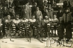 1926, Davos, Szwajcaria.
Narodowa reprezentacja hokeistów na mistrzostwach Europy w Davos siedząca na trybunie.
Fot. NN, Instytut Polski i Muzeum im. gen. Sikorskiego w Londynie