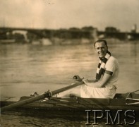 Lata 20., brak miejsca.
Andrzej Osiecimski-Czapski w kajaku.
Fot. NN, Instytut Polski i Muzeum im. gen. Sikorskiego w Londynie