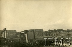 1945-1946, Warszawa, Polska.
Panorama powojennej Warszawy, ujęcie w kierunku północno-zachodnim, prawdopodobnie z kamienicy na rogu Alei Jerozolimskich i Poznańskiej. Na pierwszym planie gruzy budynku Dworca Głównego. W głębi ruiny parzystej pierzei kamienic przy ul. Chmielnej
Fot. NN, Instytut Polski i Muzeum im. gen. Sikorskiego w Londynie