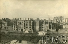 1945-1946, Warszawa, Polska.
Panorama zgliszcz powojennej Warszawy, widok z kamienicy na rogu Alei Jerozolimskich i ul. Poznańskiej. Widok na ruiny parzystej pierzei kamienic przy ul. Chmielnej.
Fot. NN, Instytut Polski i Muzeum im. gen. Sikorskiego w Londynie