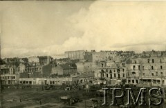 1945-1946, Warszawa, Polska.
Panorama zgliszcz powojennej Warszawy, widok prawdopodobnie z kamienicy na rogu Alei Jerozolimskich i ul. Poznańskiej. Widok na ruiny parzystej pierzei kamienic przy ul. Chmielnej.
Fot. NN, Instytut Polski i Muzeum im. gen. Sikorskiego w Londynie