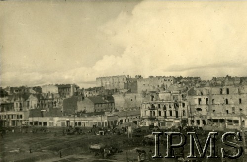 1945-1946, Warszawa, Polska.
Panorama zgliszcz powojennej Warszawy, widok prawdopodobnie z kamienicy na rogu Alei Jerozolimskich i ul. Poznańskiej. Widok na ruiny parzystej pierzei kamienic przy ul. Chmielnej.
Fot. NN, Instytut Polski i Muzeum im. gen. Sikorskiego w Londynie