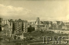 1945-1946, Warszawa, Polska.
Panorama zgliszcz powojennej Warszawy, widok z kamienicy na rogu Alei Jerozolimskich i ul. Poznańskiej w kierunku północno-wschodnim.Widok na ruiny kamienic przy skrzyżowaniu ul. Chmielnej z ul. Marszałkowską.
Fot. NN, Instytut Polski i Muzeum im. gen. Sikorskiego w Londynie