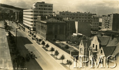 1935-1939, Gdynia, Polska.
Widok na ul. 10 lutego, w głębi budynek Zakładu Ubezpieczeń Społecznych z kawiarnią Cafe Bałtyk na parterze. Obok widoczny budynek Banku Polskiego.
Fot. NN, Instytut Polski i Muzeum im. gen. Sikorskiego w Londynie