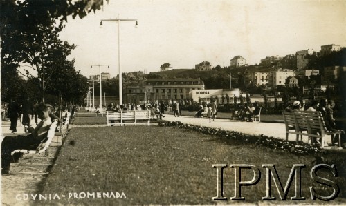 Lata 30., Gdynia, Polska.
Widok na promenadę w Gdyni. W tle kawiarnia Bodega, a za nią budynek Hotelu Polska Riwiera położony u podnóża Kamiennej Góry.
Fot. NN, Instytut Polski i Muzeum im. gen. Sikorskiego w Londynie