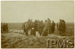 Zima 1915-1916, Wołczeck.
W punkcie obserwacyjnym generał Karol Trzaska-Durski, major W. Zagórski, pułkownik Roja. Na drugim planie delegat Naczelnego Komitetu Narodowego inżynier Ignacy Drewnowski. W okopie telefonista Józef Żbik.
Fot. NN, Instytut Polski i Muzeum im. gen. Sikorskiego w Londynie [album 336_Legiony Polskie]