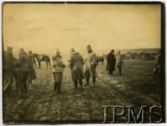 Zima 1915-1916, Wołczeck.
W punkcie obserwacyjnym generał Trzaska-Durski, major W. Zagórski, pułkownik Roja. Na drugim planie delegat Naczelnego Komitetu Narodowego inżynier Ignacy Drewnowski.
Fot. NN, Instytut Polski i Muzeum im. gen. Sikorskiego w Londynie [album 336_Legiony Polskie]