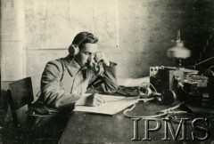 Lato 1915, Piotrków.
Kapral Stanisław Tyrowicz przy aparacie stacyjnym Komendy Legionów Polskich. 
Fot. Ignacy Junosza-Drewnowski, Instytut Polski i Muzeum im. gen. Sikorskiego w Londynie. [album 336_Legiony Polskie]