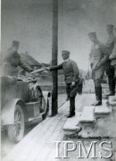 5.11.1916, Baranowicze..
Oryginalny podpis: „Przed Komendą Legionów Polskich. Przedstawiciel AOK [Naczelnej Komendy Armii Austriackiej] wręcza „Akt niepodległości”. Dokument przyjmuje major Kochański; obecni major Nieniewski i podporucznik Rotarski”.
Fot. NN, Instytut Polski i Muzeum im. gen. Sikorskiego w Londynie [album 336_Legiony Polskie]