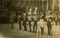3.05.1923, Warszawa, Polska.
Uroczyste odsłonięcie pomnika księcia Józefa Poniatowskiego na placu Saskim (dłuta Bertla Thorwaldsena). Wartę przy pomniku zaciągnęli żołnierze w historycznych mundurach z czasów napoleońskich i Księstwa Warszawskiego: strzelec konny w bermycy, krakus, dwóch szwoleżerów, kirasjer z 14 Pułku i ułan 2 Pułku Ułanów.
Fot. NN, Instytut Polski i Muzeum im. gen. Sikorskiego w Londynie [album 336_Legiony Polskie]