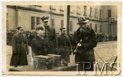 1936-1939, Polska.
Młodzież szkolna przekazuje żołnierzom (prawdopodobnie z 5 Batalionu Telegraficznego Legionów Polskich) telefony. W ten sposób wspierają Fundusz Obrony Narodowej. Na zdjęciu m.in. major T. Batowski, kapitan H. Kulesza
Fot. NN, Instytut Polski i Muzeum im. gen. Sikorskiego w Londynie [album 336_Legiony Polskie]