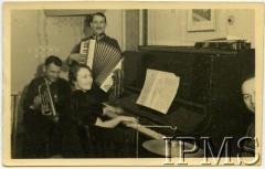 1918-1939, Polska.
Przy fortepianie Wanda Drewnowska, porucznik Chełmoński, porucznik Apolinary Kowalewski, kapitan H. Kulesza
Fot. NN, Instytut Polski i Muzeum im. gen. Sikorskiego w Londynie [album 336_Legiony Polskie]