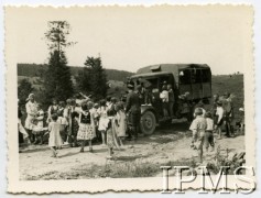 1918-1939, Oberno, pow. Gorlice, Polska.
Samochód z darami 5 Batalionu Telegraficznego Legionów Polskich dla szkoły.
Fot. NN, Instytut Polski i Muzeum im. gen. Sikorskiego w Londynie [album 336_Legiony Polskie]