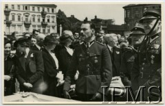 18.06.1937, Warszawa, Polska.
Uroczystość wręczenia dowódcy 5 Batalionu Telegraficznego Legionów Polskich sztandaru ufundowanego przez społeczeństwo Krakowa. Sztandar na placu Saskim przekazał Marszałek Polski Edward Śmigły-Rydz. Na zdjęciu od lewej: pani generałowa Orlicz-Deresz, Wanda Drewnowska, por. B. Chełmoński, mjr Wiktor Biernacki, ppłk Tadeusz Drewnowski
Fot. NN, Instytut Polski i Muzeum im. gen. Sikorskiego w Londynie [album 336_Legiony Polskie]