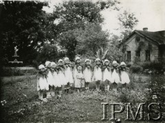1933, Wilno, Polska.
Zakończenie roku szkolnego w przedszkolu [Adasia] na Antokole. Dzieci przebrane w kostiumy.
Fot. NN, Instytut Polski i Muzeum im. gen. Sikorskiego w Londynie [Album B14 - KOP 1933-1934]