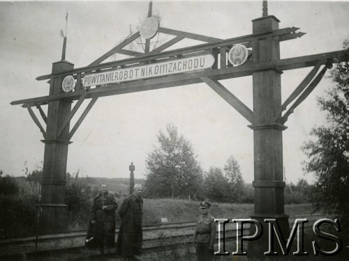 1933, Wileńszczyzna, Polska.
Żołnierze Korpusu Ochrony Pogranicza przy torach kolejowych biegnących do Olechnowicz na granicy polsko-radzieckiej. W środku stoi dowódca Brygady KOP 