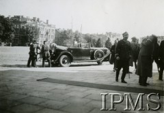 15.08.1933, Wilno, Polska.
Marszałek Polski Józef Piłsudski (1. od prawej) wyjeżdża z Wilna po wypoczynku w Pikieliszkach.     
Fot. NN, Instytut Polski i Muzeum im. gen. Sikorskiego w Londynie [Album B14 - KOP 1933-1934]