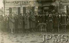 19.03.1933, Święciany, Polska.
Oficerowie i inni dostojnicy przed uroczystością dekoracji Krzyżem Zasługi. Za nimi kamienica z końca XIX wieku na rogu ulicy Wileńskiej i Łyntupskiej - siedziba apteki Jana Szrejbera, zakładu zegarmistrza M. Zejdmana.
Fot. NN, Instytut Polski i Muzeum im. gen. Sikorskiego w Londynie [Album B14 - KOP 1933-1934]