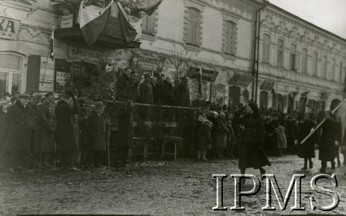 19.03.1933, Święciany, Polska.
Oficerowie KOP i starosta święciański Stanisław Dworak (2. z prawej) obserwują defiladę Batalionu KOP 