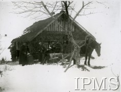 1933-1934, Wileńszczyzna, Polska.
Żołnierze Korpusu Ochrony Pogranicza jedzą posiłek w czasie ćwiczeń zimowych.     
Fot. NN, Instytut Polski i Muzeum im. gen. Sikorskiego w Londynie [Album B14 - KOP 1933-1934]