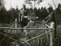 1933-1934, Wileńszczyzna, Polska.
Groby żołnierzy polskich i francuskich z 1918 r. Na krzyżu wisi napis: 