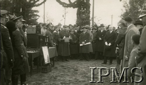 1934, Nowe Święciany, Polska.
Obchody 10-lecia Korpusu Ochrony Pogranicza w Batalionie KOP „Nowe Święciany”.  Przemówienie starosty święciańskiego Stanisława Dworaka.
Fot. NN, Instytut Polski i Muzeum im. gen. Sikorskiego w Londynie [Album B14 - KOP 1933-1934]