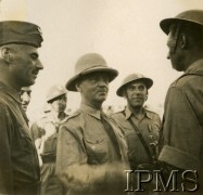 1943, Bliski Wschód.
Naczelny Wódz gen. Władysław Sikorski przeprowadza inspekcję 10 Kompanii Mostowej.  Od lewej stoją: dowódca 2 Korpusu Polskiego generał Władysław Anders, gen. Władysław Sikorski, dowódca 10 Batalionu Saperów  podpułkownik Jerzy Sochocki.
Fot. NN, Instytut Polski i Muzeum im. gen. Sikorskiego w Londynie [Album 10 Kompanii Mostowej II Korpusu, dedykowany w 1944 roku gen. Andersowi  - B19]