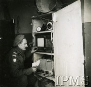 1943-1944, brak miejsca.
Żołnierz przy radiostacji odbiorczej 10 Kompanii Mostowej. 
Fot. NN, Instytut Polski i Muzeum im. gen. Sikorskiego w Londynie [Album 10 Kompanii Mostowej II Korpusu, dedykowany w 1944 roku gen. Andersowi  - B19]