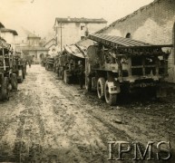 1944, Predappio, Włochy.
Elementy mostu pontonowego na ciężarówkach. 
Fot. NN, Instytut Polski i Muzeum im. gen. Sikorskiego w Londynie [Album 10 Kompanii Mostowej II Korpusu, dedykowany w 1944 roku gen. Andersowi  - B19]