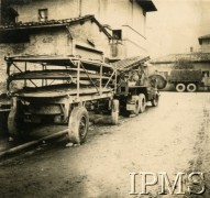 1944, Predappio, Włochy.
Elementy mostu pontonowego na ciężarówkach. 
Fot. NN, Instytut Polski i Muzeum im. gen. Sikorskiego w Londynie [Album 10 Kompanii Mostowej II Korpusu, dedykowany w 1944 roku gen. Andersowi  - B19]