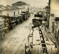 1944, Predappio, Włochy.
Elementy mostu pontonowego na ciężarówkach. 
Fot. NN, Instytut Polski i Muzeum im. gen. Sikorskiego w Londynie [Album 10 Kompanii Mostowej II Korpusu, dedykowany w 1944 roku gen. Andersowi  - B19]