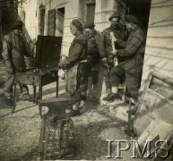 1944, Włochy.
Żołnierze z Plutonu Saperskiego.  
Fot. NN, Instytut Polski i Muzeum im. gen. Sikorskiego w Londynie [Album 10 Kompanii Mostowej II Korpusu, dedykowany w 1944 roku gen. Andersowi  - B19]