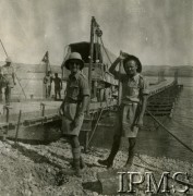1943, Ałtun Kapon, Irak.
Żołnierze z Plutonu Pontonowego przy zbudowanym przez siebie moście pontonowym. Oryginalny podpis: 