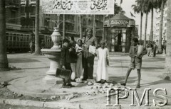 1944, Aleksandria, Egipt.
Polski żołnierz ze sprzedawcami gazet.
Fot. NN, Instytut Polski i Muzeum im. gen. Sikorskiego w Londynie [Album 10 Kompanii Mostowej II Korpusu, dedykowany w 1944 roku gen. Andersowi  - B19]